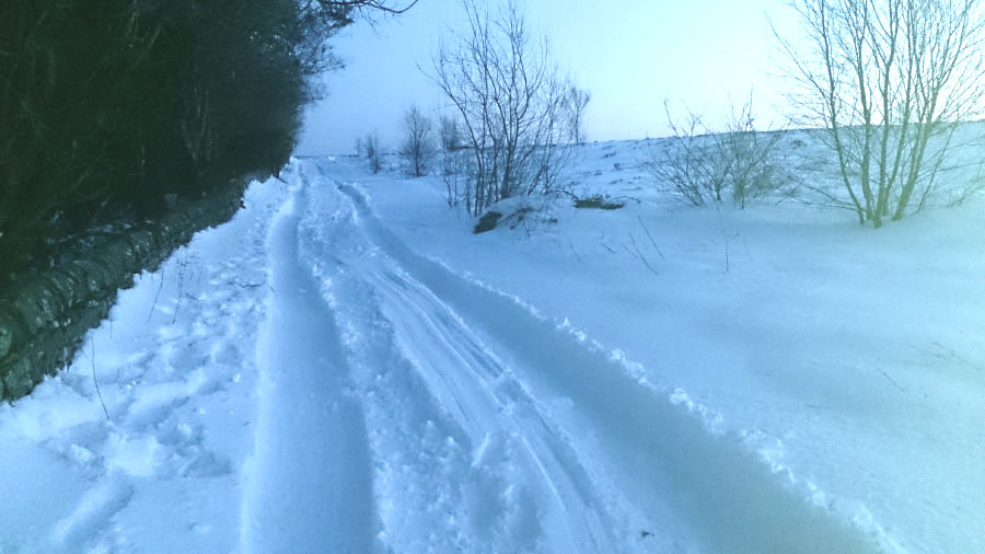 Fell running in the snow in the Peak District | Outdoor Adventure Motivational Speaking | Hetty Key | Mud, Chalk & Gears